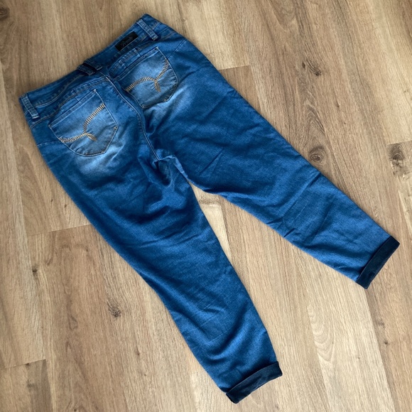 Ankle length butt-lift jeans - Women - Picture 8 of 10